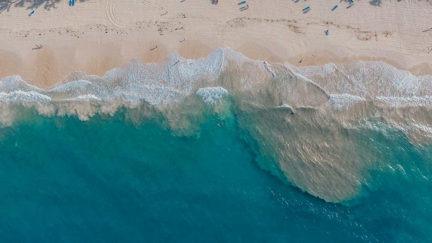 Vista aérea de la costa y las olas en Punta Cana